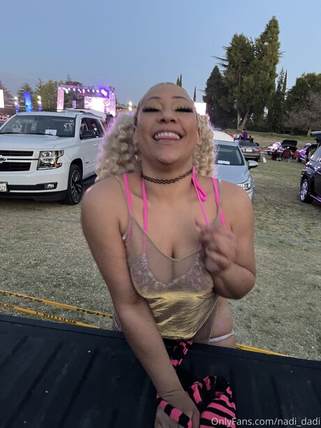 Nadi Hustle modelo bonita imágenes