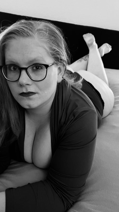 CurvyLeo93 model nudes photo