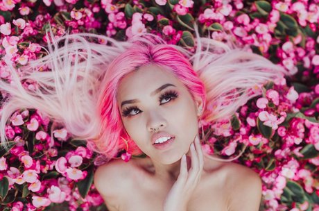 Casshole Yee model sexy img