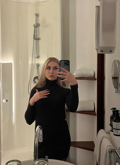 Nina S e 19 pornstar erotic picture