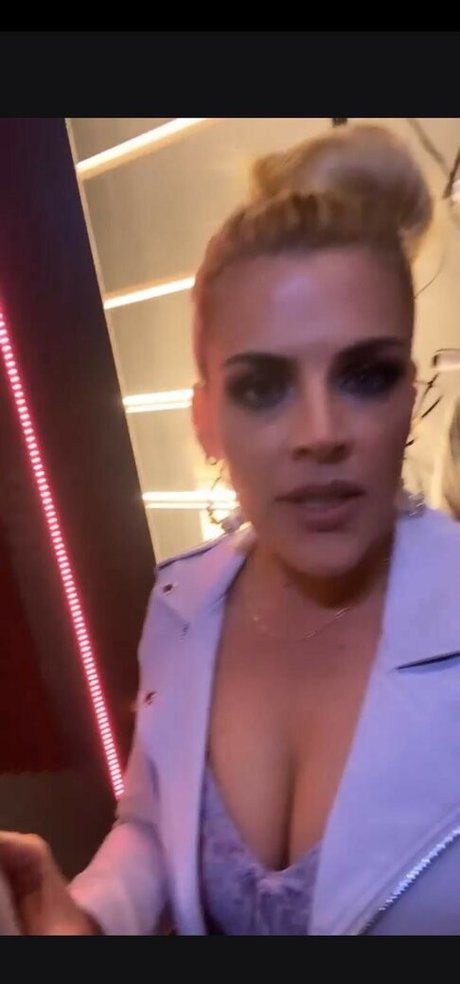 Busy Phillips bonita estrella porno archivo