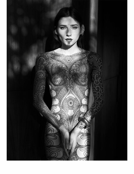 Noemie Doragon modelo pornografico galería