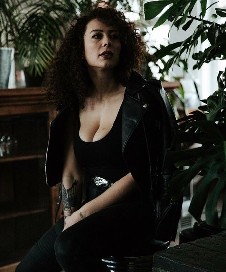 Leila Lowfire modelo desnudos galería