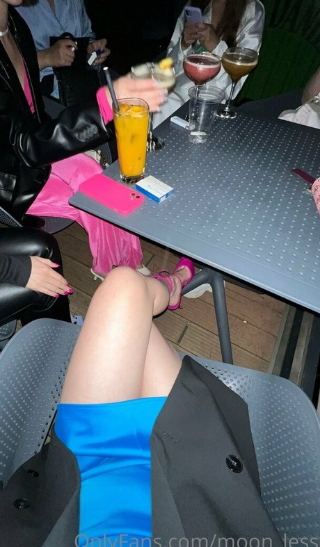 moon less estrella desnuda imágenes