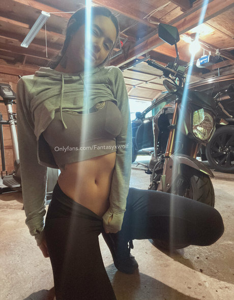 fantasyxwolffree pretty model image