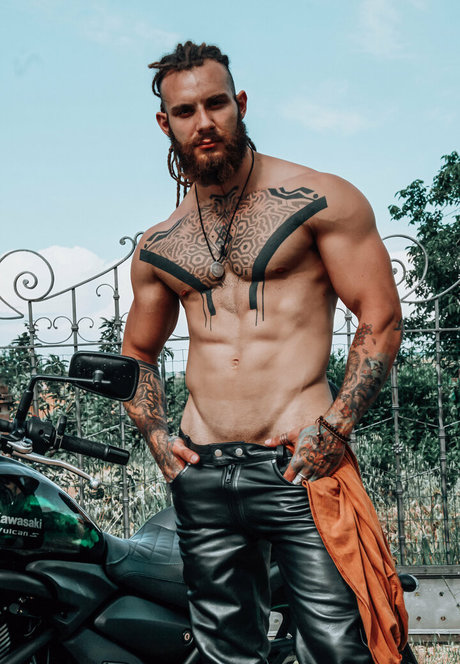 pervertmilan estrella desnuda imagen