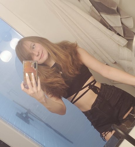 Vkunia modèle nu photos