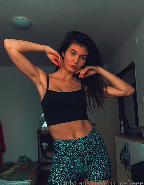 nicolefreee modelo desnuda galería