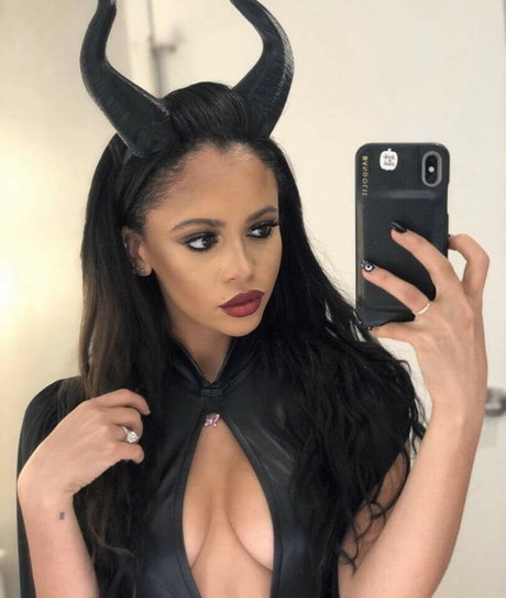 Vanessa Morgan modelo desnudo imagen