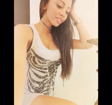 Vanessa Morgan estrella libre galerías