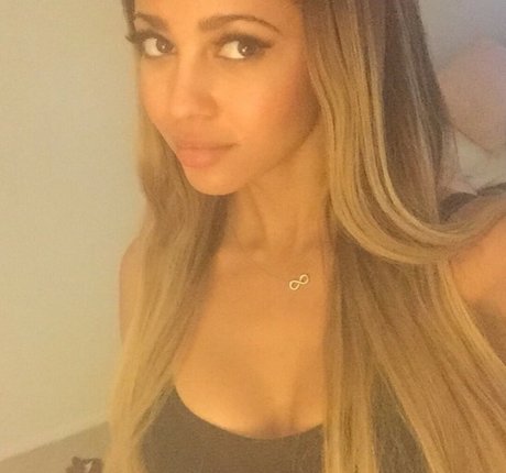 Vanessa Morgan modelo sexual galerías