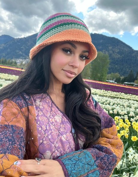 Vanessa Morgan modelo hermosa foto