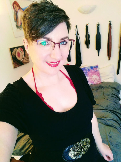 Curvy spanking lover Pandora Blake_ exclusive actress img
