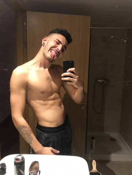 Albertocomas naked star picture