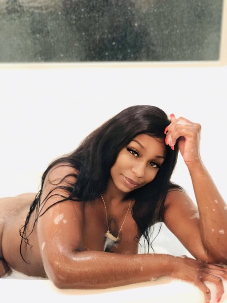 Peaches NCre4m sexy model galleries