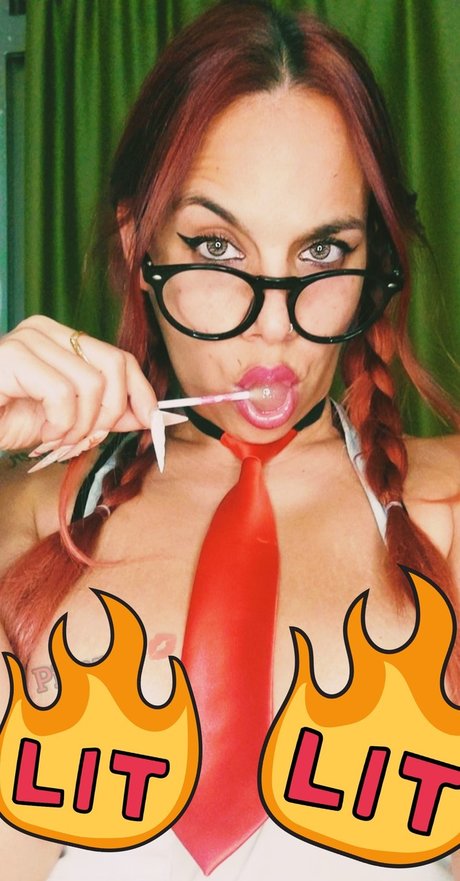 Pikarax vip star naked gallery