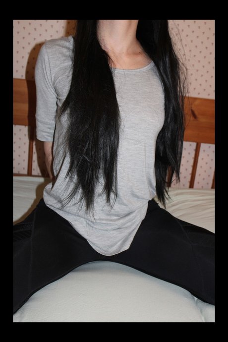 petitesara pornstar adult image