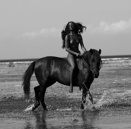 Megan Milan modelo agradable galería