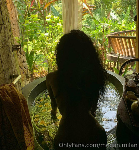 Megan Milan modelo adulto fotos