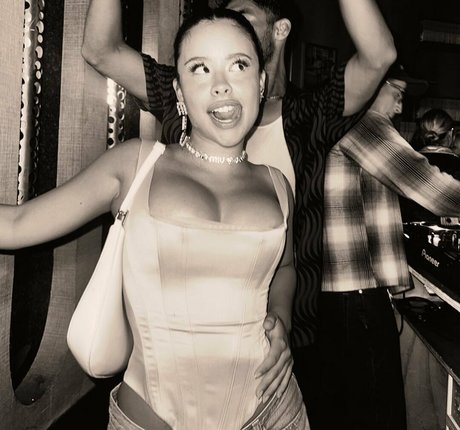 Cierra Ramirez modèle artistique photos