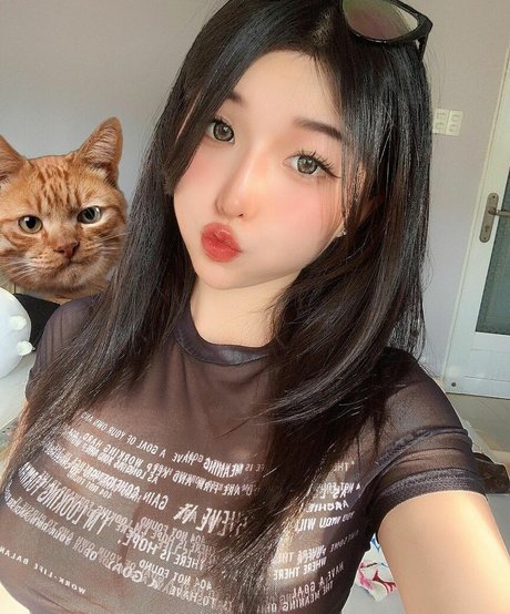 Duyenn Hipp actriz caliente imágenes