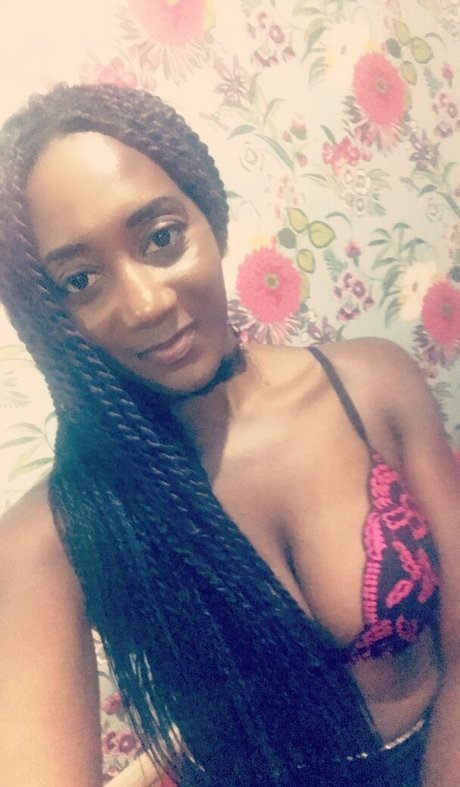 mslorraineldn star exclusive photo