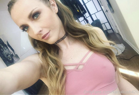 karlakush420 buen modelo galerías