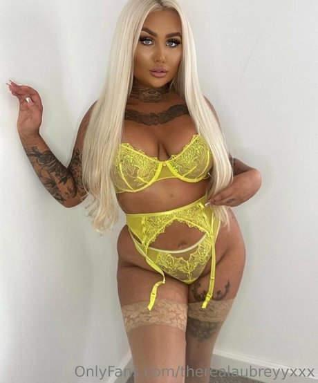 inkedblondieeee modelo xxx galería