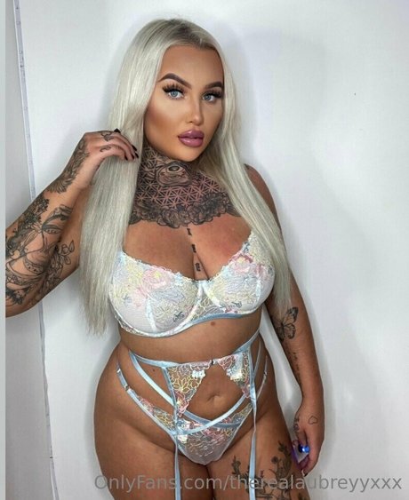 inkedblondieeee estrella caliente foto