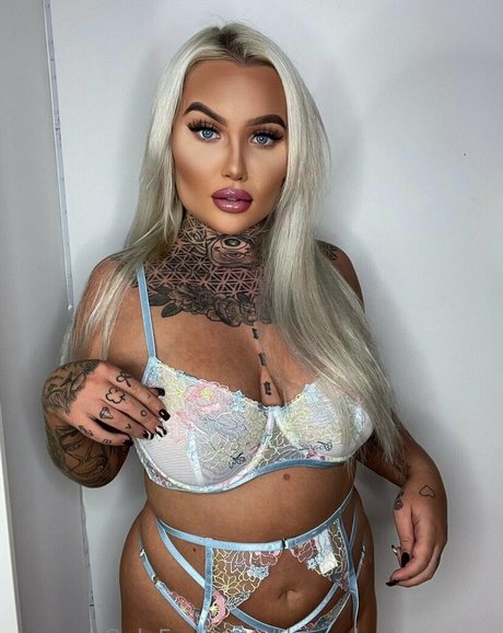 inkedblondieeee bonita estrella porno imagen