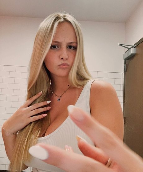 Anya Marie modèle pornographique galerie