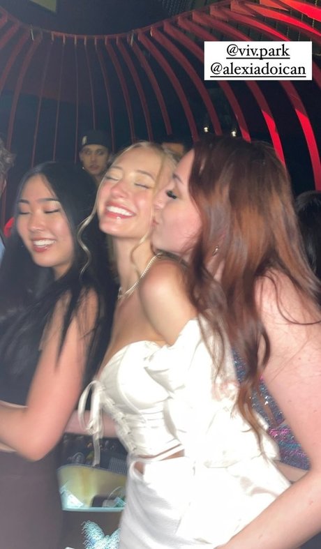 sophia ilysm modèle chaud archive