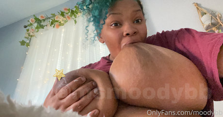 moodybb estrella porno atractiva imágenes