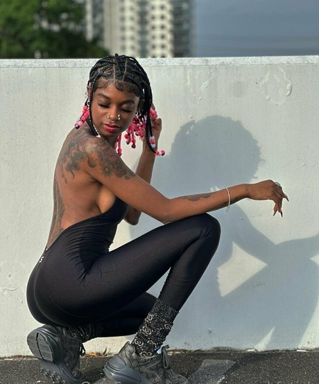 yungyannahfetish modèle artistique image