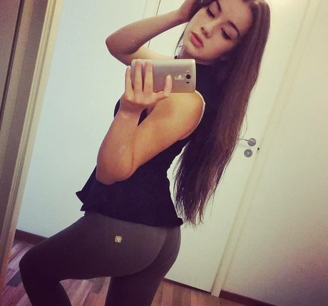 Miss Mikkaa modelo desnudos foto