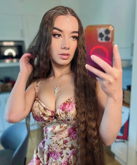 Miss Mikkaa modelo desnuda galerías