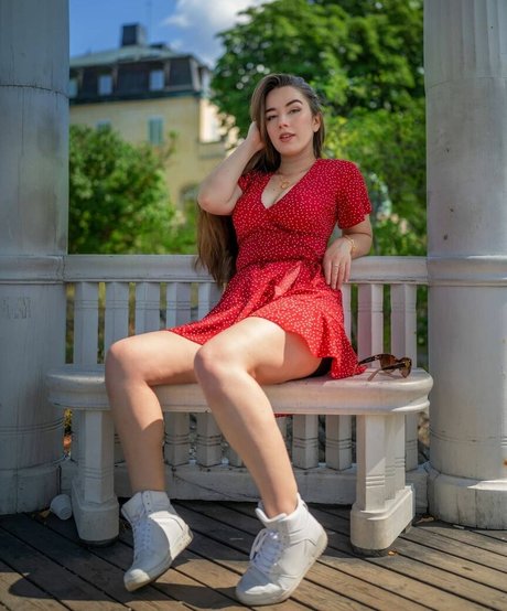 Miss Mikkaa estrella porno atractiva archivo