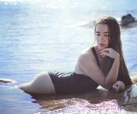 Miss Mikkaa modelo porno foto