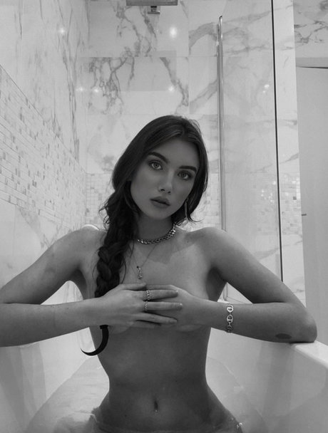 Claire Molin star du porno parfaite image