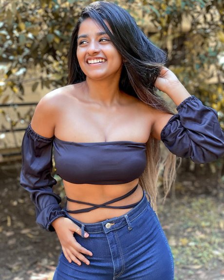Suhana Khan beautiful model photo