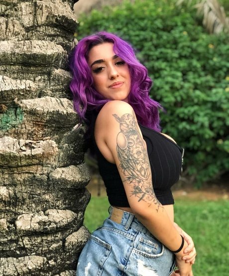 May Bakshi estrella hd foto