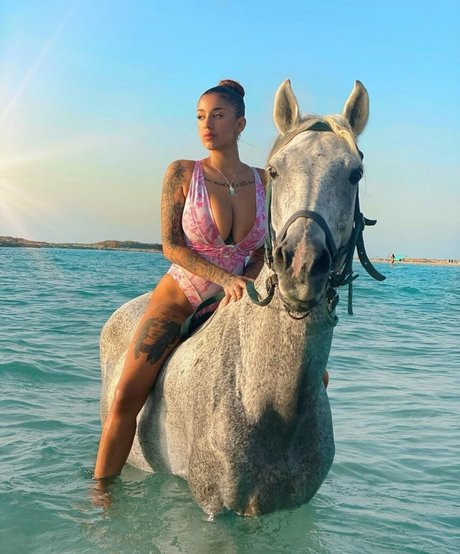 May Bakshi étoile exclusive images