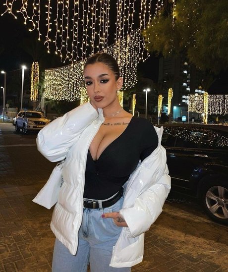 May Bakshi modelo de alta calidad archivo