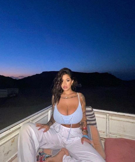 May Bakshi modèle magnifique img