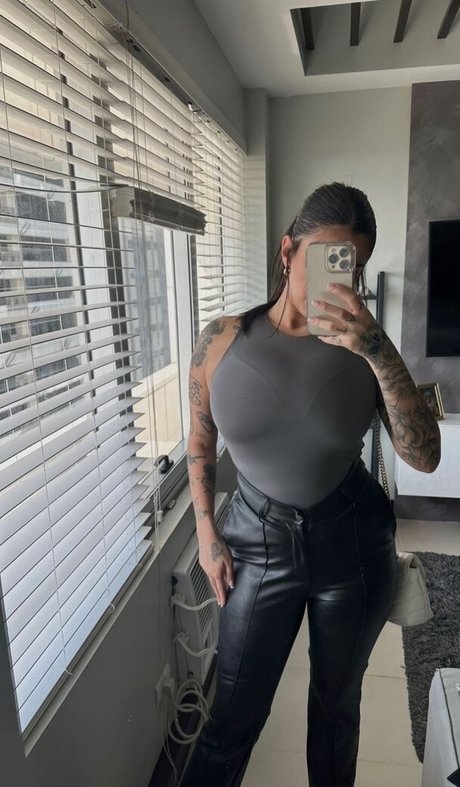 May Bakshi étoile sexy photos