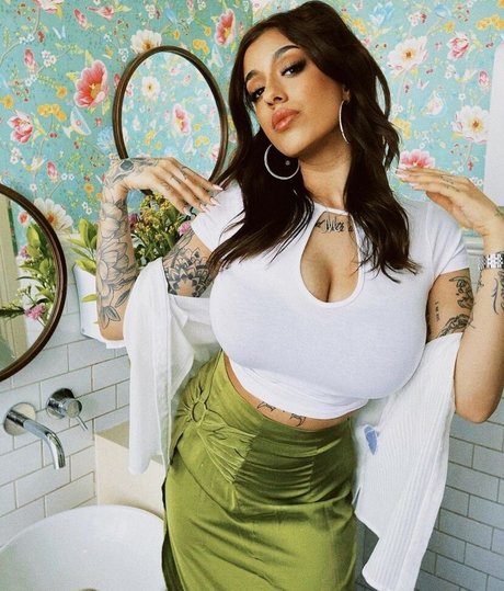 May Bakshi estrella agradable fotos