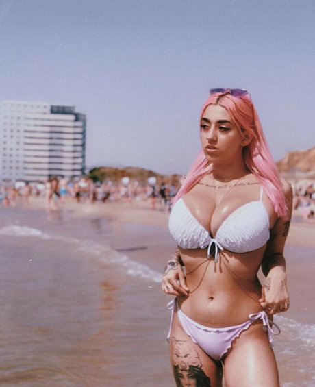 May Bakshi estrella bonita archivo