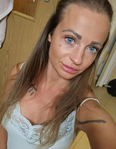 yourmonicaa modelo agradable imagen