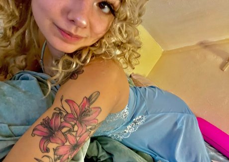 thicnpretty hermosa estrella porno fotos