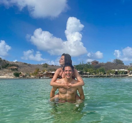 Aly Michalka actriz erótica recopilación